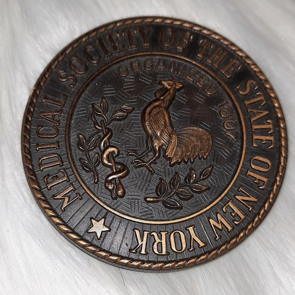 Vintage paperweight bronze. Felted back. Medical society NY - Picture 3 of 5